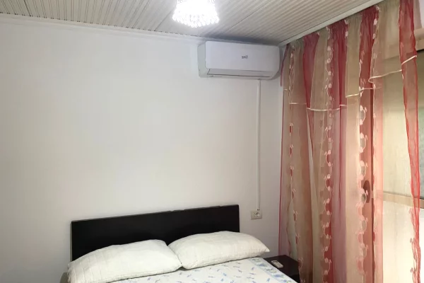 Jepet me qera Apartament 1+1 ne rrugen Komuna Parisit Tirane.