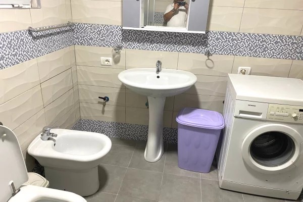 Shtepi me qera Shtepi Private ne Tirane, 1+1, Mobilimi E mobiluar, Pagesa 45,000  Leke.