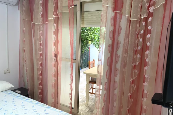 Shtepi me qera Shtepi Private ne Tirane, 1+1, Mobilimi E mobiluar, Pagesa 45,000  Leke.