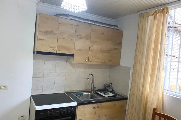 Shtepi me qera Shtepi Private ne Tirane, 1+1, Mobilimi E mobiluar, Pagesa 45,000  Leke.