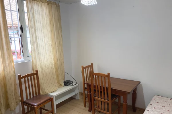 Shtepi me qera Shtepi Private ne Tirane, 1+1, Mobilimi E mobiluar, Pagesa 45,000  Leke.