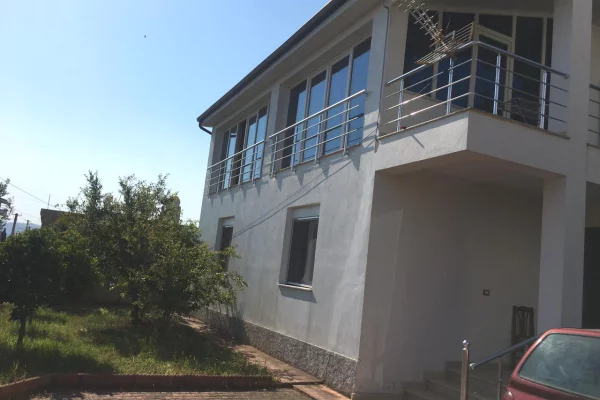Shtepi ne shitje Shtepi Private ne Durres, 5+1, Mobilimi E mobiluar, Pagesa 225,000  Euro.