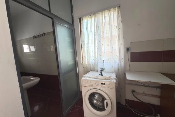 Shtepi me qera Shtepi Private ne Tirane, 1+1, Mobilimi E mobiluar, Pagesa 28,000  Leke.