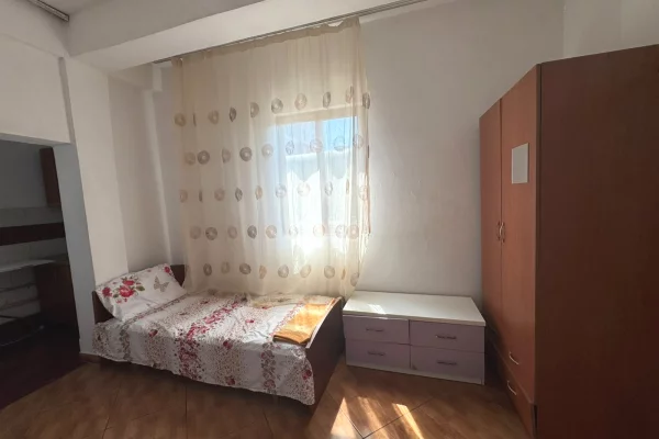Shtepi me qera Shtepi Private ne Tirane, 1+1, Mobilimi E mobiluar, Pagesa 28,000  Leke.