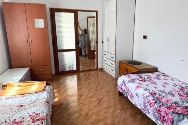 Shtepi me qera Shtepi Private ne Tirane, 1+1, Mobilimi E mobiluar, Pagesa 28,000  Leke.