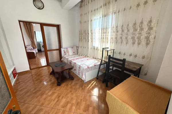 Shtepi me qera Shtepi Private ne Tirane, 1+1, Mobilimi E mobiluar, Pagesa 28,000  Leke.