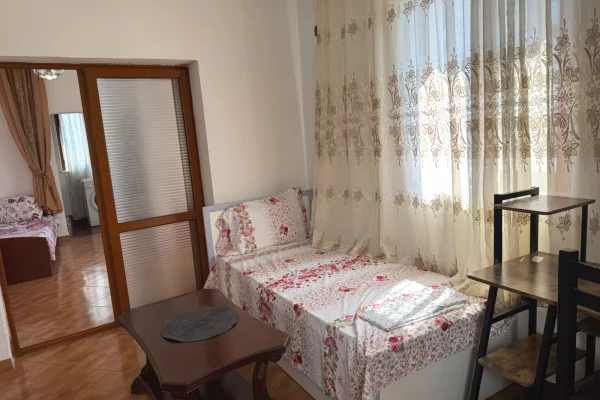Shtepi me qera Shtepi Private ne Tirane, 1+1, Mobilimi E mobiluar, Pagesa 28,000  Leke.