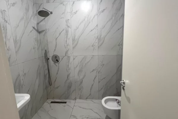 Shtepi me qera Apartament ne Tirane, 2+1, Mobilimi E mobiluar, Pagesa 45,000  Leke.