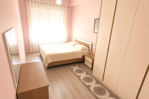 Shtepi ne shitje Apartament ne Tirane, 2+1, Mobilimi E mobiluar, Pagesa 167,000  Euro.