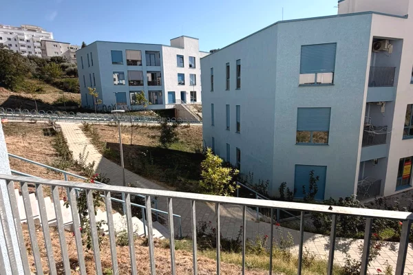 Shtepi ne shitje Apartament ne Tirane, 1+1, Mobilimi Bosh, pa mobiluar, Pagesa 90,000  Euro.