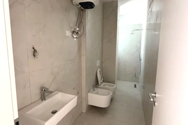 Shtepi ne shitje Apartament ne Tirane, 1+1, Mobilimi Bosh, pa mobiluar, Pagesa 90,000  Euro.