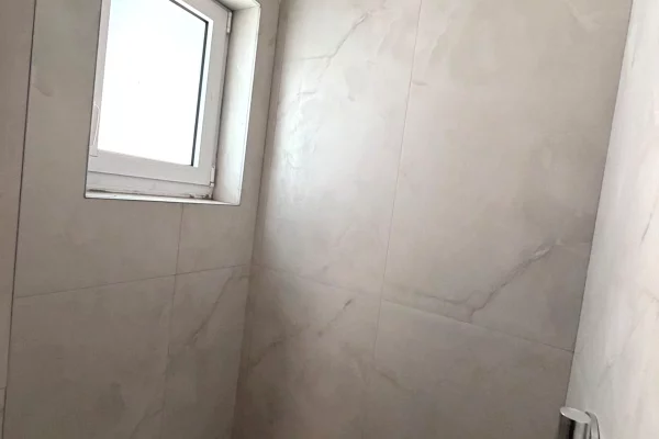 Shtepi ne shitje Apartament ne Tirane, 1+1, Mobilimi Bosh, pa mobiluar, Pagesa 90,000  Euro.