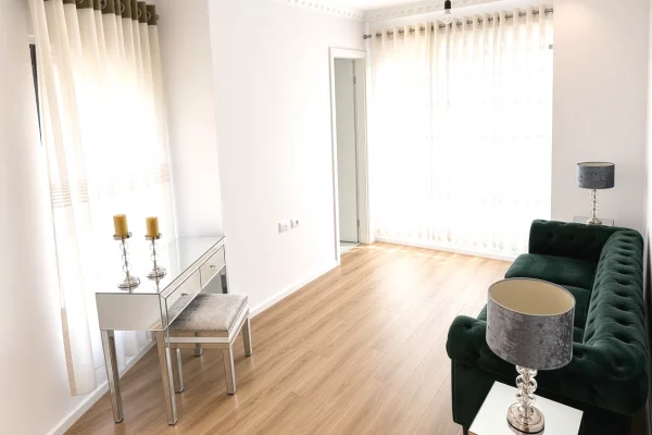Shtepi ne shitje Apartament ne Tirane, 3+1, Mobilimi Pjeserisht e mobiluar, Pagesa 190,000  Euro.