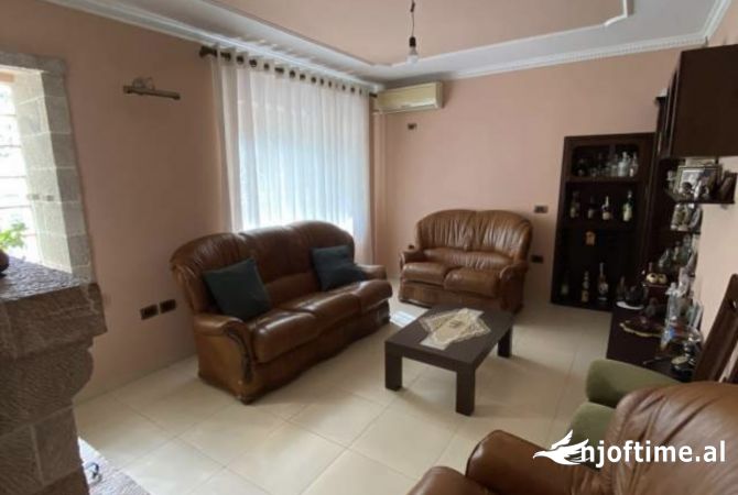 Shtepi ne shitje Apartament ne Tirane, 4+1, Mobilimi Pjeserisht e mobiluar, Pagesa 225,000  Euro.