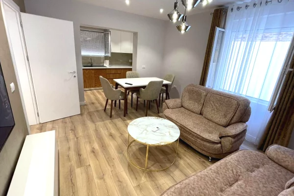 Shtepi me qera Shtepi Private ne Tirane, 2+1, Mobilimi E mobiluar, Pagesa 1,000  Euro.