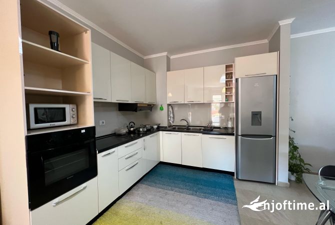 Appartamento in vendita a Tirana 2+1, Arredato