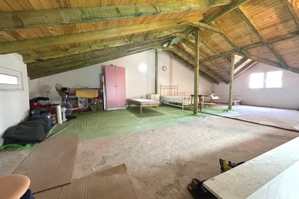 Shtepi ne shitje Duplex(shtepi me 2 kate) ne Durres, 3+1, Mobilimi Pjeserisht e mobiluar, Pagesa 150,000  Euro.