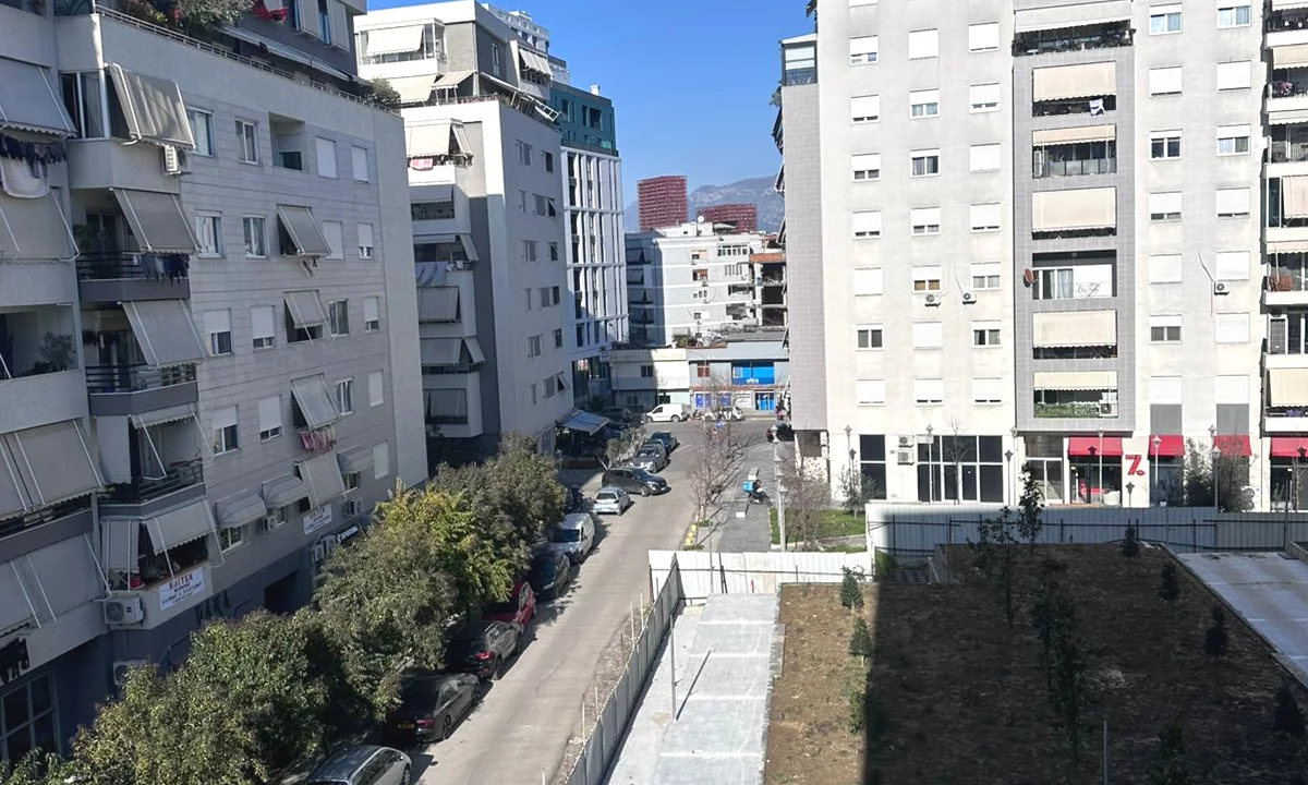 Komuna Parisit , Jepen 2 ambiente per zyra Qera