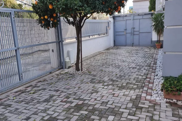 Shtepi me qera Apartament ne Tirane, 3+1, Mobilimi E mobiluar, Pagesa 80,000  Leke.