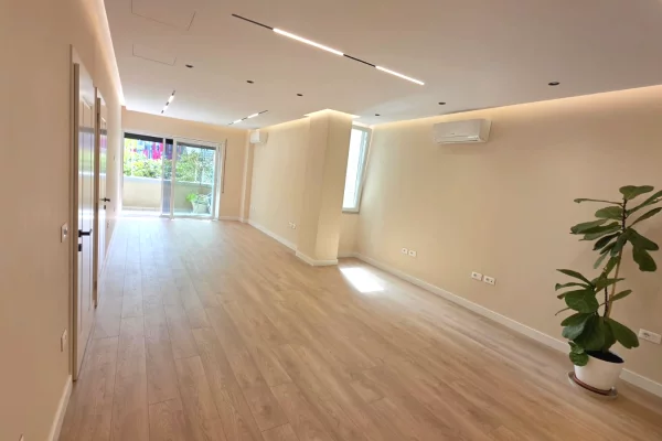 Business Property for Rent 3+1 in Tirana - 250,000 Leke