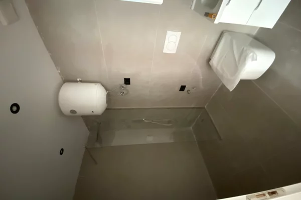 Shtepi ne shitje Apartament ne Tirane, 1+1, Mobilimi Bosh, pa mobiluar, Pagesa 150,000  Euro.