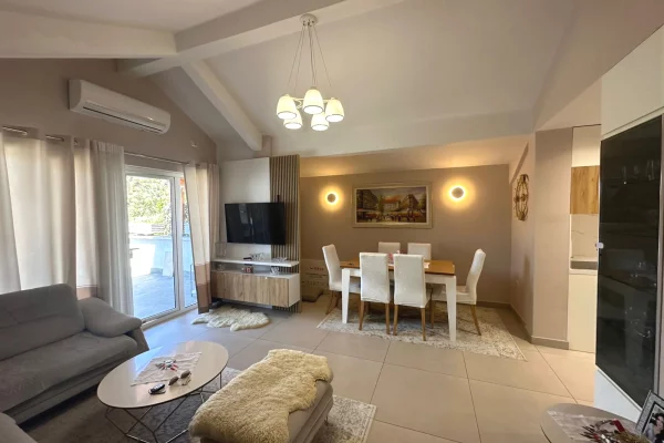 Super Apartament Qera  2+1 me Verande në Xhamllik 🏡✨