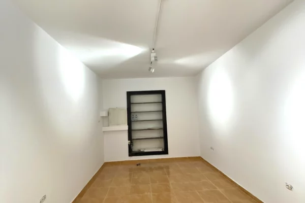 Ambient biznesi me qera 1+1 ne Tirane - 50,000 Leke