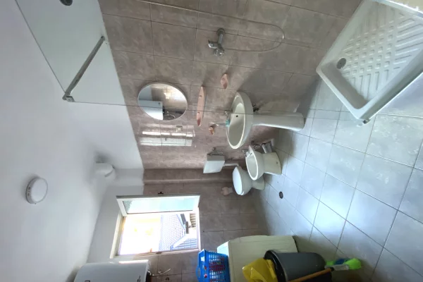Shtepi me qera Apartament ne Tirane, 2+1, Mobilimi E mobiluar, Pagesa 65,000  Leke.