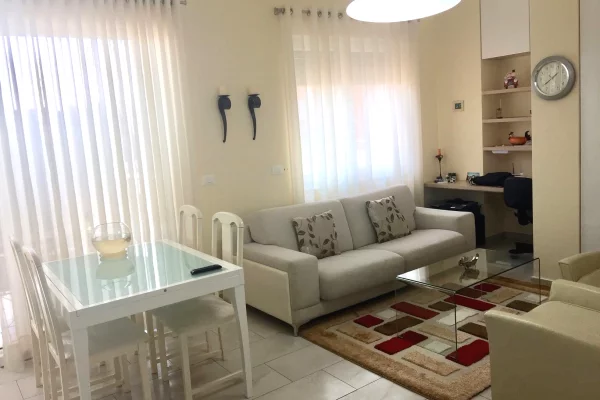 Shtepi me qera  ne Tirane, 3+1, Mobilimi , Pagesa 80,000  Leke.