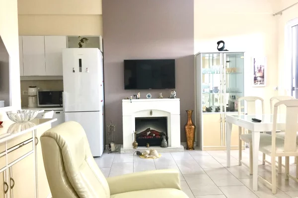 Shtepi me qera  ne Tirane, 3+1, Mobilimi , Pagesa 80,000  Leke.