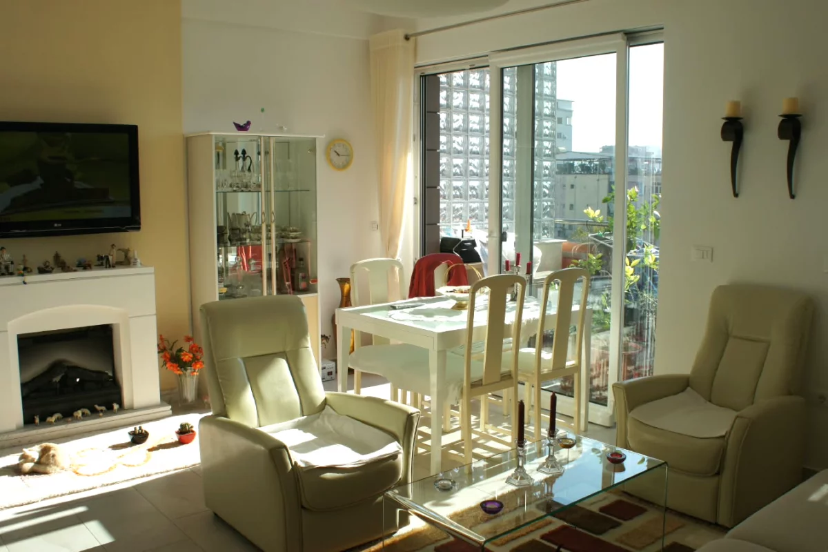 Shtepi me qera  ne Tirane, 3+1, Mobilimi , Pagesa 80,000  Leke.