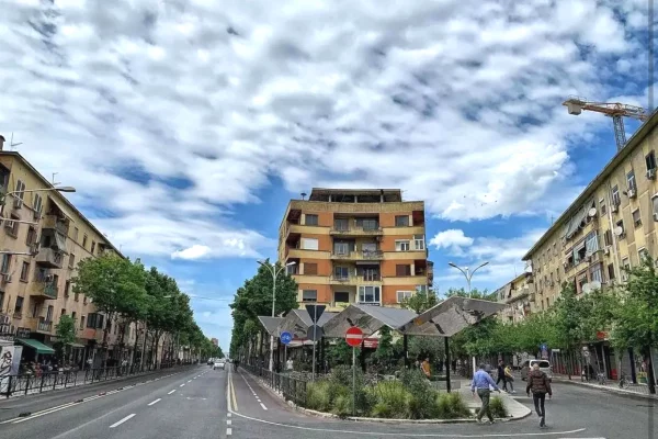 Ambient biznesi me qera 3+1 ne Tirane - 600 Euro