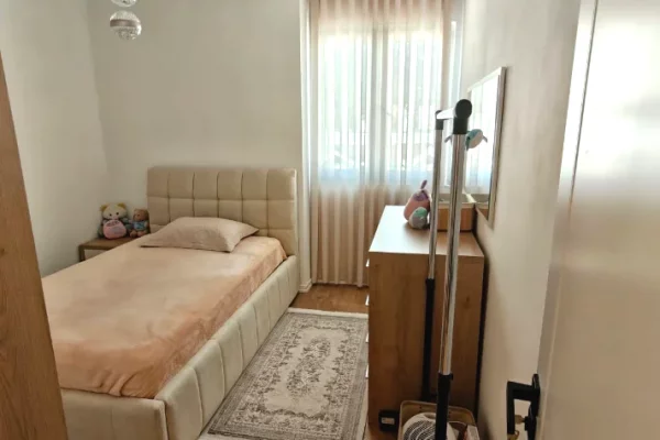 Shtepi me qera Apartament ne Tirane, 2+1, Mobilimi E mobiluar, Pagesa 50,000  Leke.