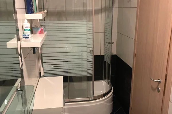 Shtepi me qera Apartament ne Tirane, 2+1, Mobilimi E mobiluar, Pagesa 65,000  Leke.