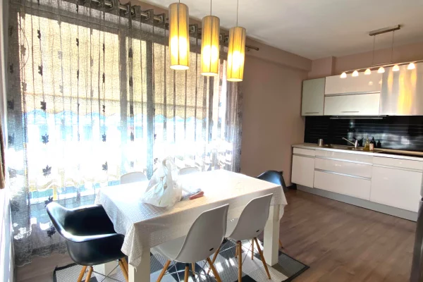 Shtepi me qera Apartament ne Tirane, 2+1, Mobilimi E mobiluar, Pagesa 65,000  Leke.