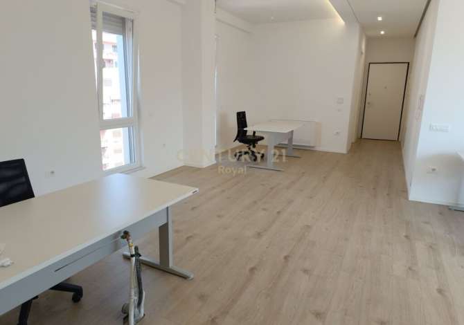 ambient biznesi me qera 2+1+2 RRUGA E DIBRES 