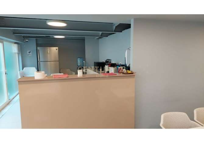 Ambient biznesi per qera tek rruga barrikadave