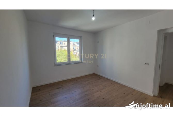 Ambiente Commerciale in Affitto 3+1 a Tirana - 600 Euro