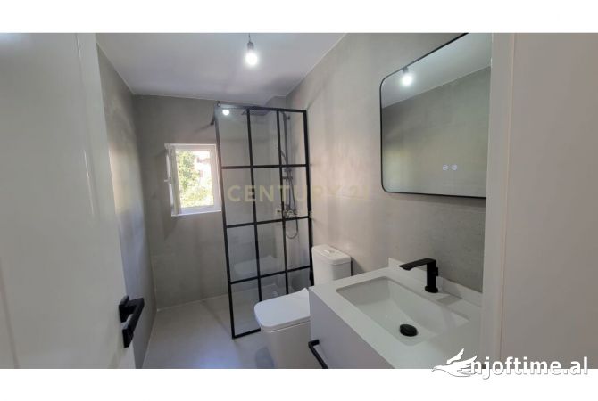 Ambiente Commerciale in Affitto 3+1 a Tirana - 600 Euro