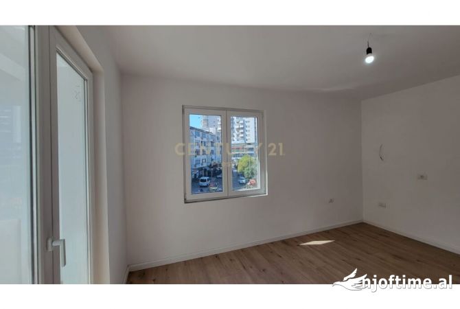 Ambiente Commerciale in Affitto 3+1 a Tirana - 600 Euro