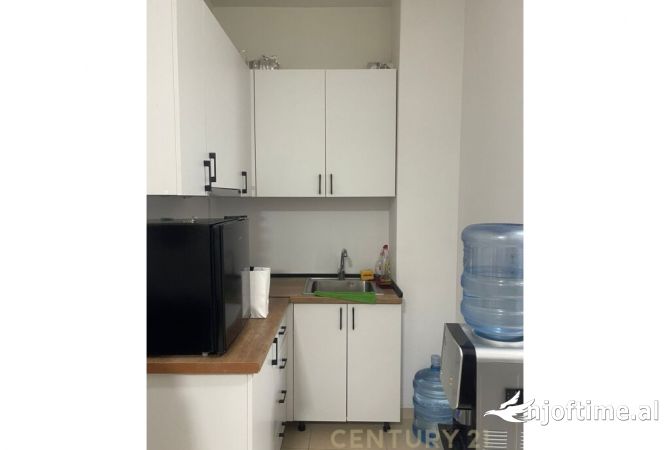 Ambiente Commerciale in Affitto 3+1 a Tirana - 2,000 Euro