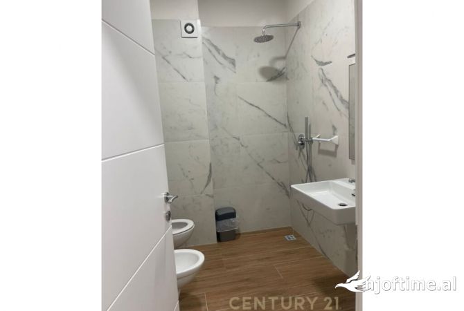 Ambiente Commerciale in Affitto 3+1 a Tirana - 2,000 Euro