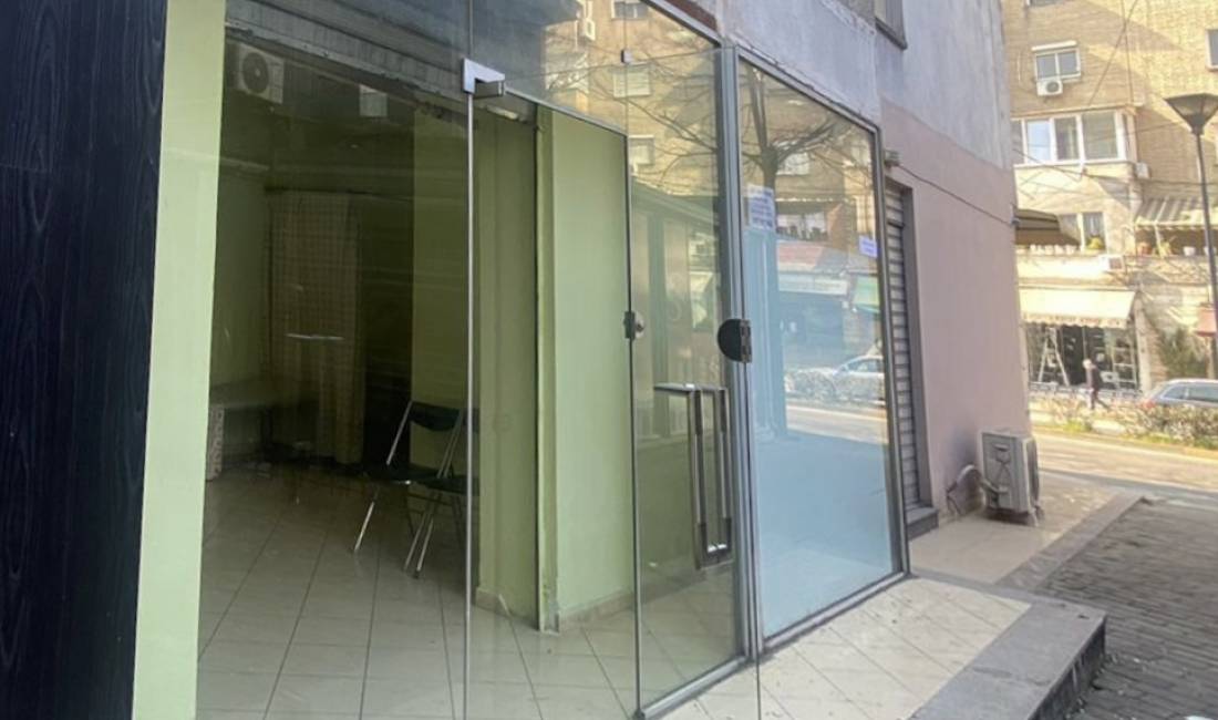 Jepet Ambjent Komercial me Qera  per Biznes ne Pallat i Ri 