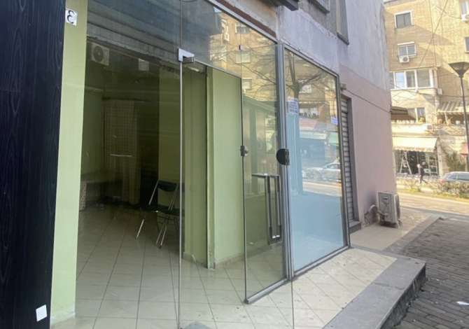 Jepet Ambjent Komercial me Qera  per Biznes ne Pallat i Ri 