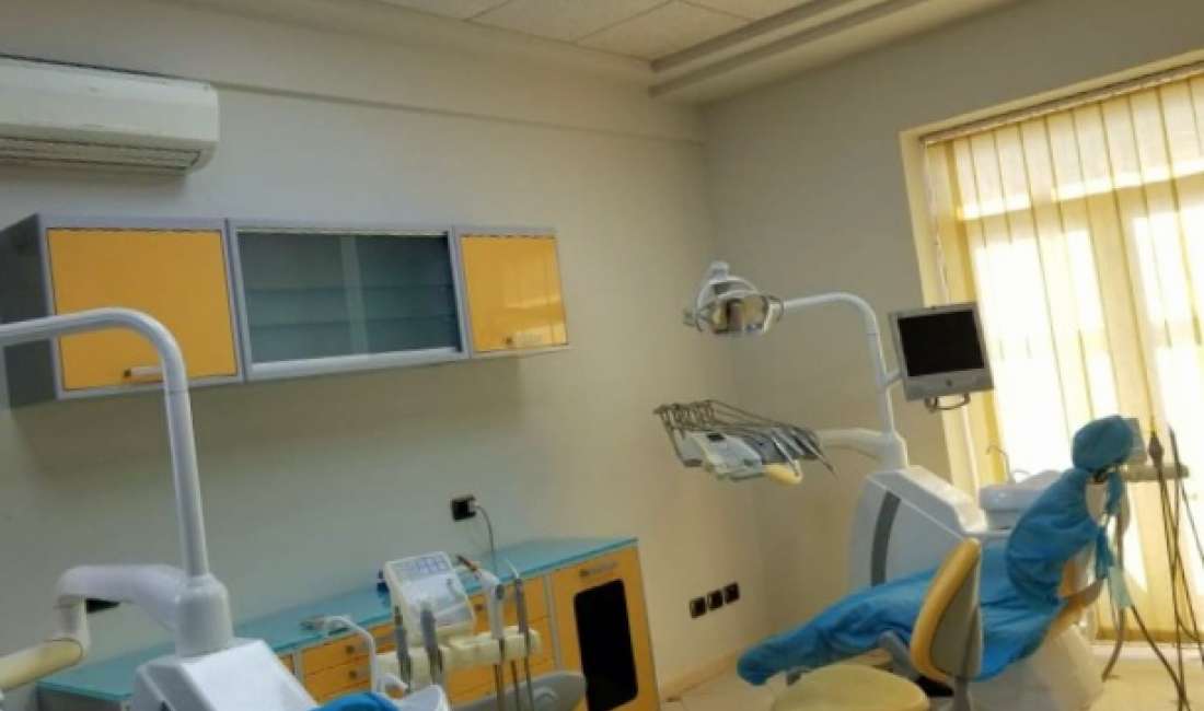 Shitet  klinike dentare/ thjesht ambjent  54 M2 , tek RR Durresit  ngjit me kafe floren