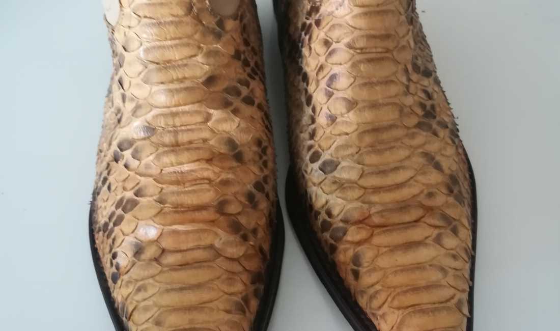 Shes kepuce prodhim artizanal ne Texas U.S.A me lekure pitoni .