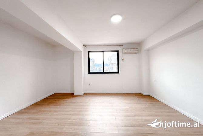 Ambiente Commerciale in Affitto 3+1 a Tirana - 80,000 Leke