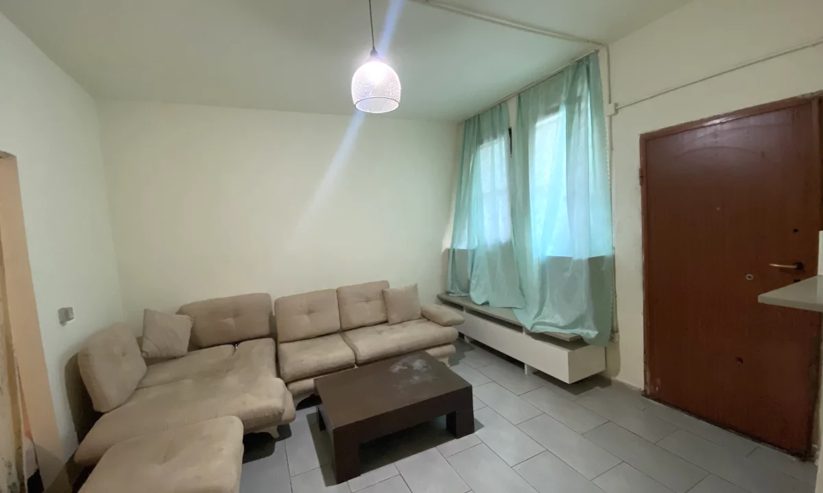 Shtepi me qera Papafingo(kati i catise) ne Tirane, 1+1, Mobilimi E mobiluar, Pagesa 240  Euro.