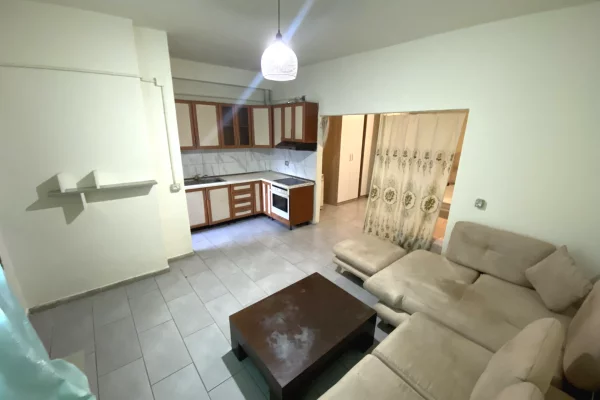 Shtepi me qera Papafingo(kati i catise) ne Tirane, 1+1, Mobilimi E mobiluar, Pagesa 240  Euro.