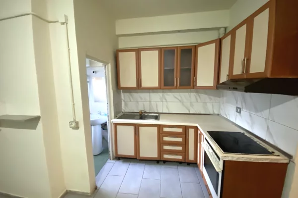 Shtepi me qera Papafingo(kati i catise) ne Tirane, 1+1, Mobilimi E mobiluar, Pagesa 240  Euro.